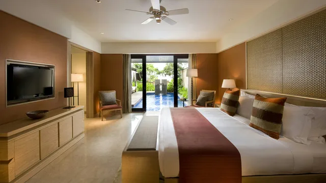 Conrad, Pool, Suite, King Bed، Conrad Bali 2/4