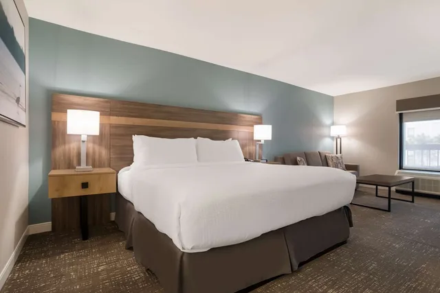 غرفة بسرير كينج مع أريكة، Best Western Flagship Inn 1/2