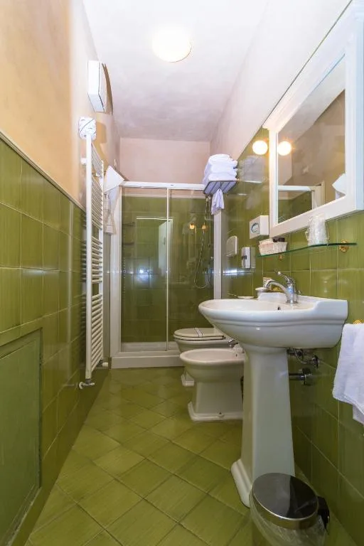 غرفة رباعية، Hotel Gennarino 5/6