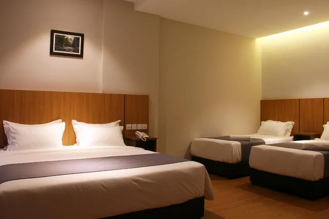 جناح عائلي تنفيذي بسرير كينج وسريرين منفصلين، Ahyu Hotel 1/1