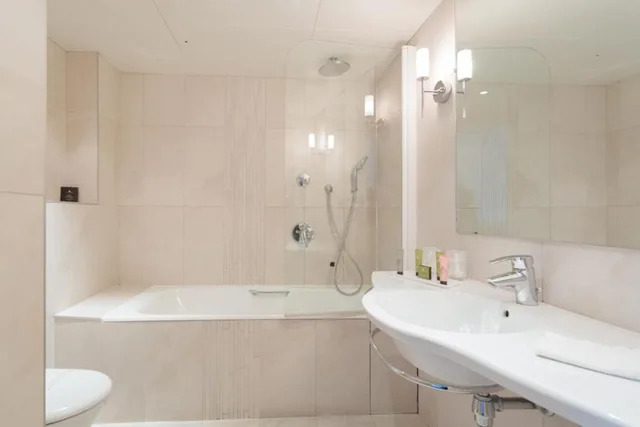 جناح جونيور، Hotel Alison 3/3
