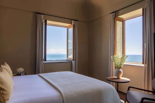غرفة بريميوم بإطلالة على البحر بشرفة بجاكوزي، Anantara Convento di Amalfi Grand Hotel 1/4