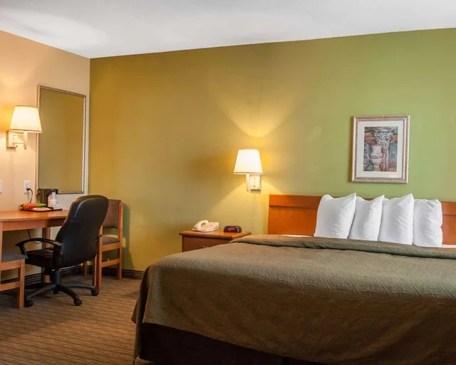 غرفة بسرير كينج لذوي الإعاقة، Quality Inn Joplin I-44 2/4