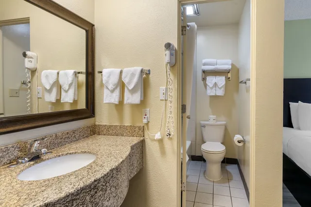 غرفة ديلوكس بسريرين كوين، University Inn Suites 7/8