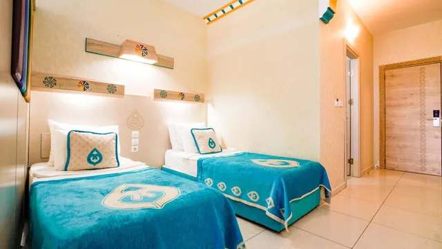 غرفة كبيرة بسرير مزدوج وسريرين منفصلين، Daima Biz Hotel 4/8