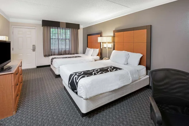 غرفة بسريرين مزدوجين، La Quinta Inn by Wyndham San Antonio I-35 N at Toepperwein 1/7