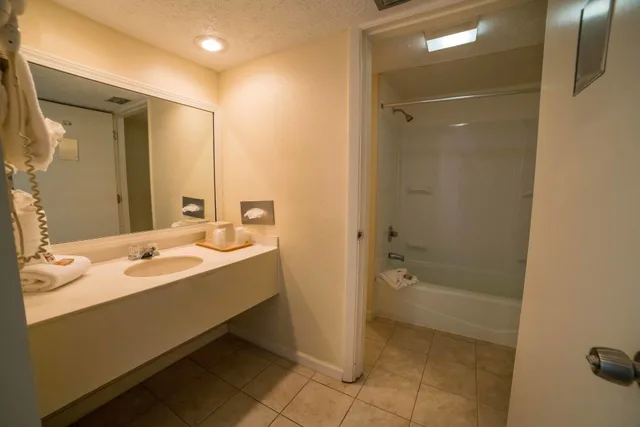 غرفة قياسية بسرير كينج بشرفة مع أريكة، Seahaven Beach Hotel 9/10