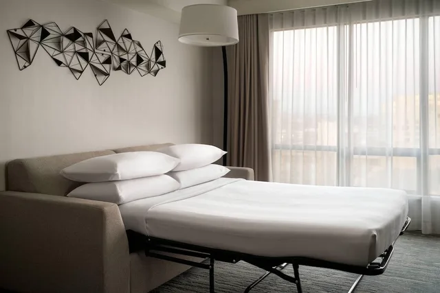 جناح تنفيذي ركني بسرير كينج بإطلالة على المدينة مع أريكة، Vancouver Airport Marriott Hotel 6/10