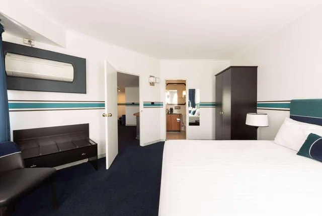 Boardroom, Suite, King Bed, Ramada by Wyndham Diplomat Canberra 3/4