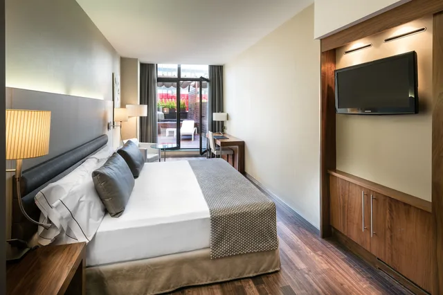 غرفة سوبيريور بشرفة مفردة بسرير مزدوج بمسبح خاص، Hotel Catalonia Ramblas 3/6