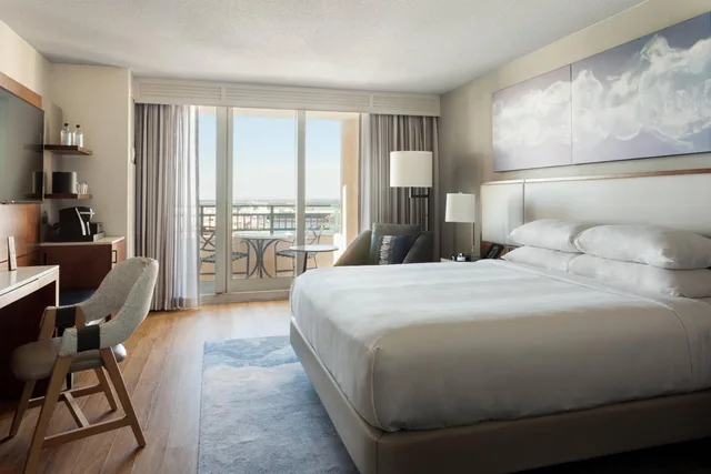 غرفة بسرير كينج مع دخول الصالة، Tampa Marriott Water Street 1/4