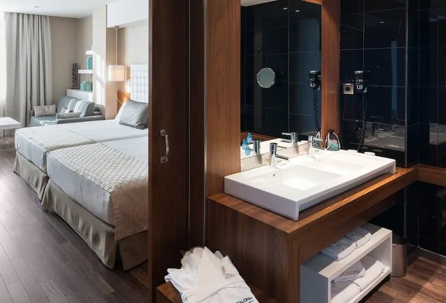 غرفة عائلية بسرير فردي وسريرين كوين، Hotel Catalonia Ramblas 7/7