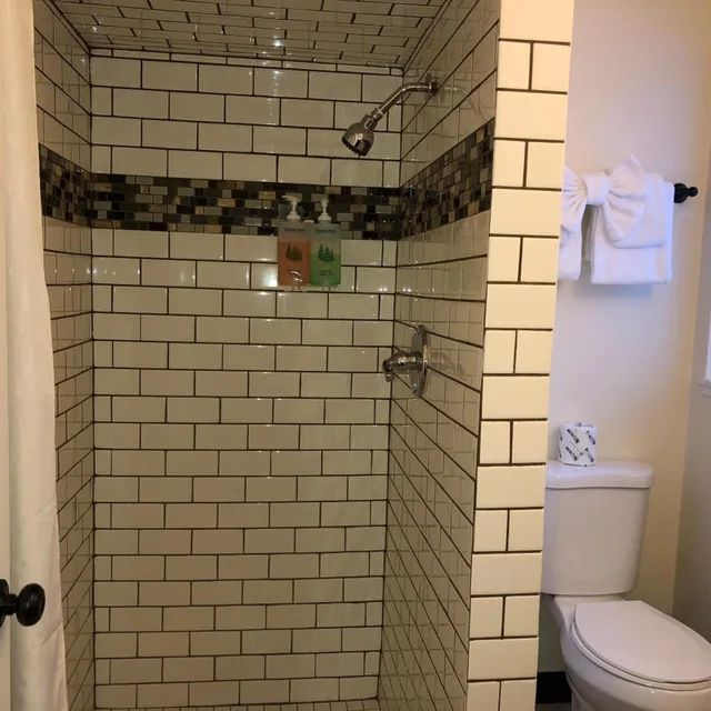 Room, King Bed, Cedar Inn & Suites 5/7