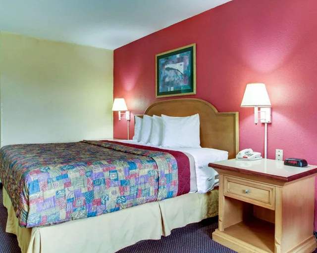 1 King Bed - Non-Smoking, Micfridge، Motel6 Laurel, MS 3/4