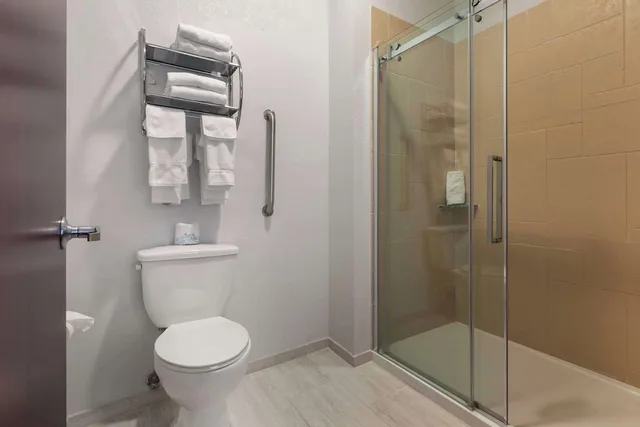 غرفة قياسية كبيرة بسرير كينج مع أريكة، Best Western Sycamore Inn 3/4