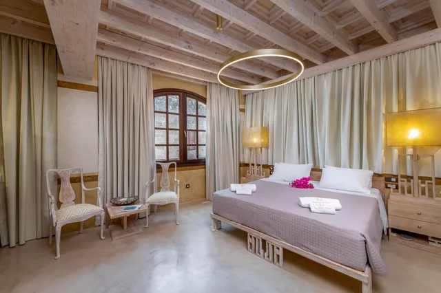 جناح تنفيذي بجاكوزي، 10GR Boutique Hotel & Wine Bar - Adults Only 1/10