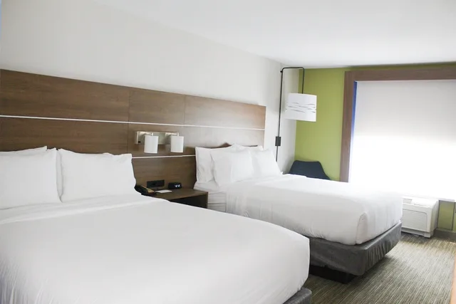 غرفة قياسية بسريرين كوين لذوي الإعاقة، Holiday Inn Express & Suites Martinsville-Bloomington Area 1/1