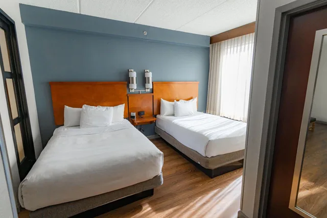 غرفة بسريرين مزدوجين مع أريكة في طابق مرتفع، Hyatt Place Atlanta Arpt North 7/10