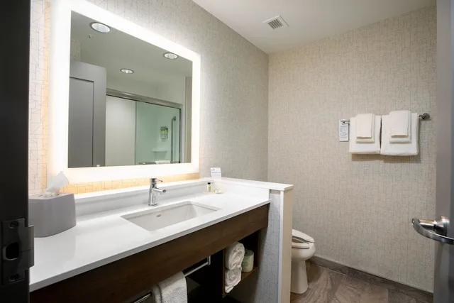 غرفة قياسية بسريرين كوين، Holiday Inn Express Lethbridge Southeast 2/3