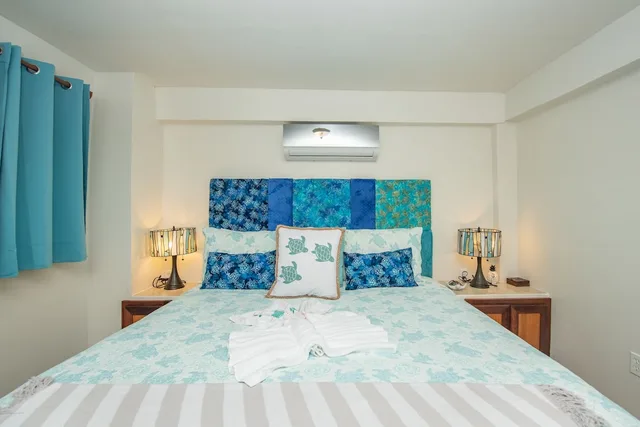 1 Bedroom, Sea Turtle, King Bed, Pool Side, Sea View, Sofa، Bella Vista Guesthouse Cabins 2/7