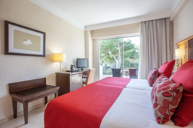 غرفة بسريرين منفصلين بإطلالة على الجبل بشرفة، Grupotel Aguait Resort & Spa - Adults Only 2/8