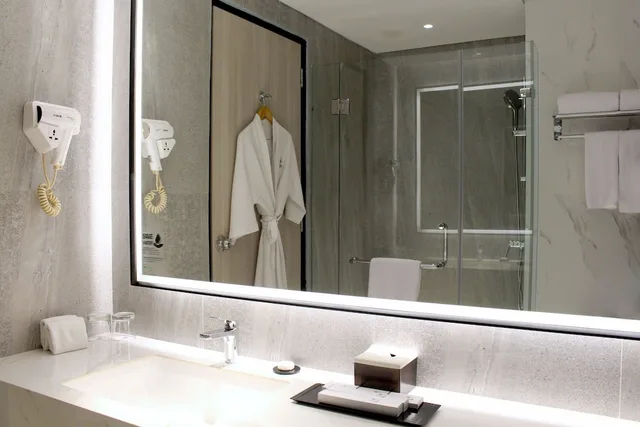 New Deluxe Queen Room، Hotel Ciputra Cibubur managed by Swiss-Belhotel International 6/6