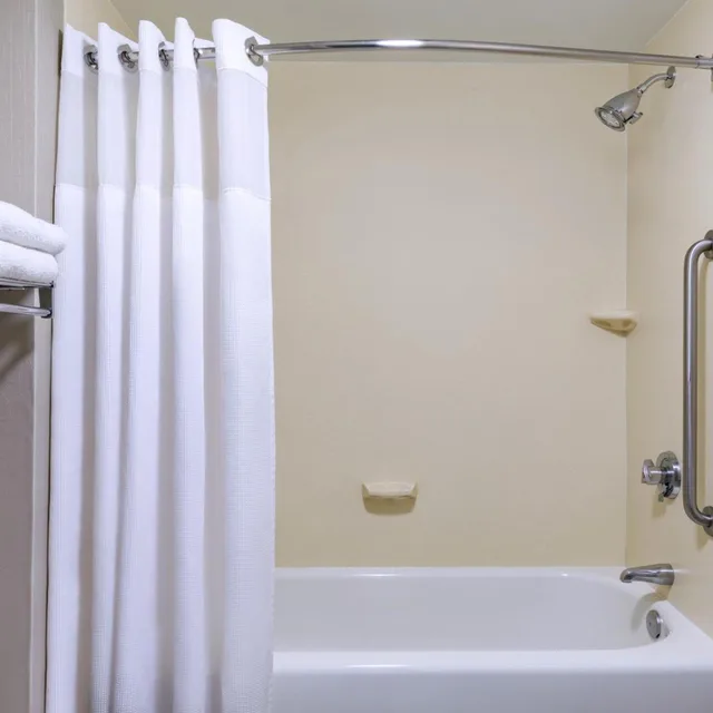 جناح بسرير كينج مع سرير سحّاب إضافي مع أريكة بحوض استحمام لذوي الإعاقة، Boston Peabody Springhill Suites By Marriott 6/7