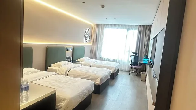 غرفة بريميوم بثلاثة أسرّة، Holiday Inn Beijing Daxing Movie Park by IHG 1/5