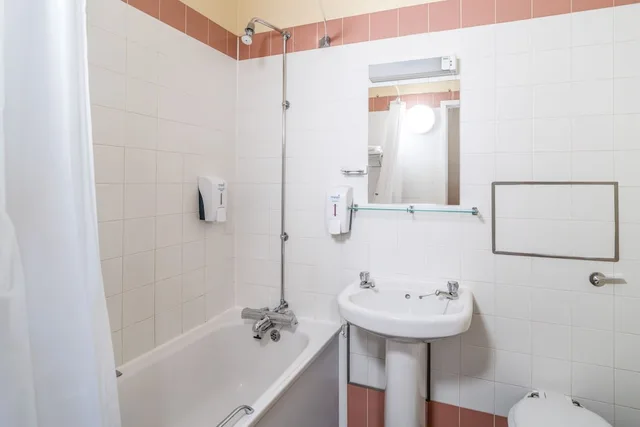 غرفة قياسية رباعية بسرير مزدوج مع أريكة، Britannia Inn Glasgow 9/10