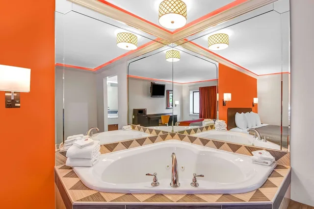 Deluxe, King Bed, Hot Tub, Motel6 Norcross, GA 4/5