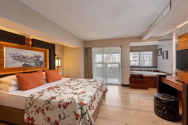 غرفة ديلوكس بسرير كوين بجاكوزي، Limak Lara De Luxe Hotel and Resort 2/8