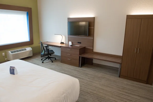 جناح لذوي الإعاقة، Holiday Inn Express And Suites Warsaw E Center 2/5