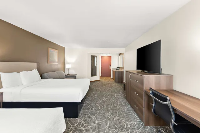 غرفة بسريرين كوين مع أريكة، Best Western West Towne Suites 3/4
