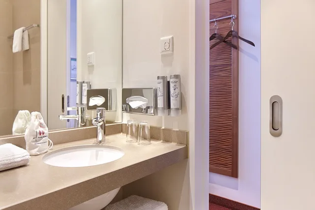 كابينة كلاسيكية مفردة بسرير كوين، Hotel Hafen Hamburg 5/5