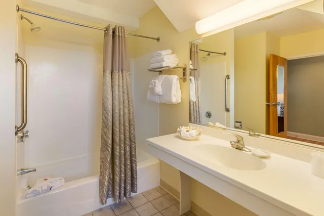 غرفة بسرير مزدوج، The Carriage House Inn Newport 4/4