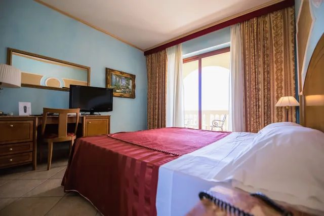 غرفة كومفورت بسرير مزدوج بإطلالة على البحر، Parco Dei Principi Hotel 1/6