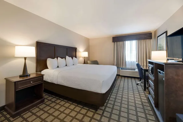 غرفة بسرير كينج، Best Western North Bryant Inn 5/10