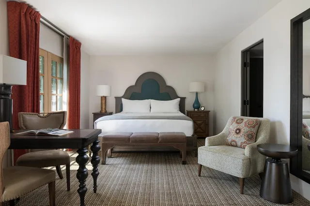 جناح جونيور بسرير كينج مع أريكة، Royal Palms Resort And Spa In the Unbound Collection By Hyatt Formerly Royal Palms Resort And Spa 3/10