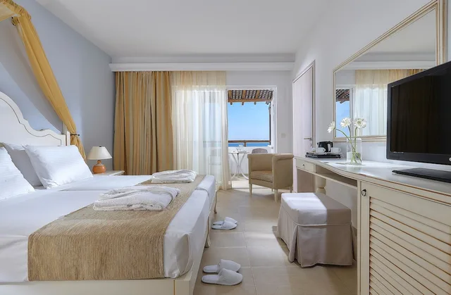 غرفة مزدوجة كومفورت بسريرين منفصلين بإطلالة على البحر، Alexander Beach Hotel & Village Resort 1/4