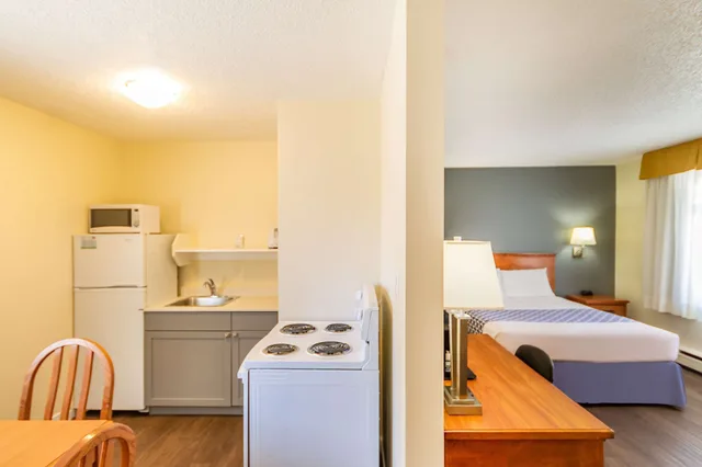 جناح بسرير كوين بإطلالة على الفناء مع أريكة، Econo Lodge Inn & Suites Calgary - University 3/4