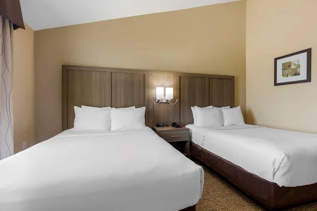 غرفة بسريرين كوين، Comfort Suites DFW Airport 1/2