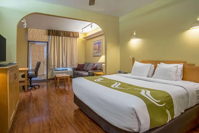جناح بسرير كينج، Quality Inn & Suites Phoenix NW - Sun City 1/2
