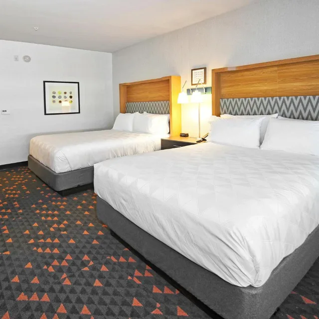 غرفة قياسية بسرير كينج وسريرين كوين، Holiday Inn & Suites Calgary Airport North 1/10
