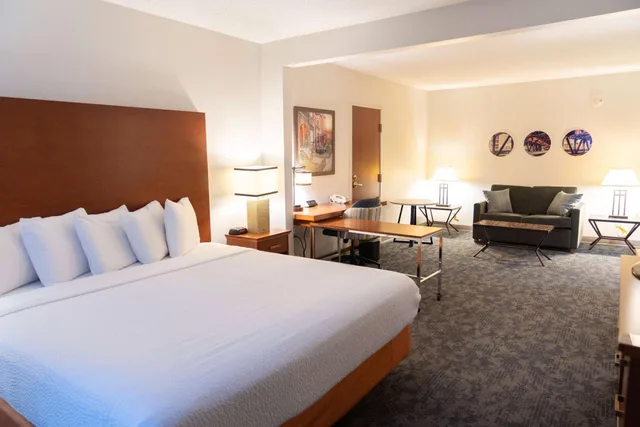 جناح تنفيذي بسرير كينج مع أريكة، La Quinta Inn & Suites by Wyndham Bannockburn-Deerfield 3/8