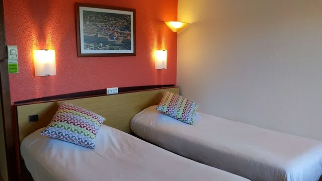 غرفة قياسية بسريرين منفصلين، Campanile Salon De Provence 5/7