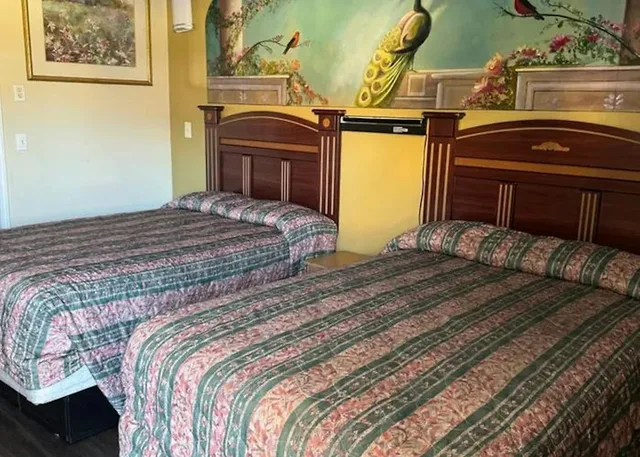 Room, 2 Queen Beds, Smoking, Robinhood Motel Anaheim West 2/5