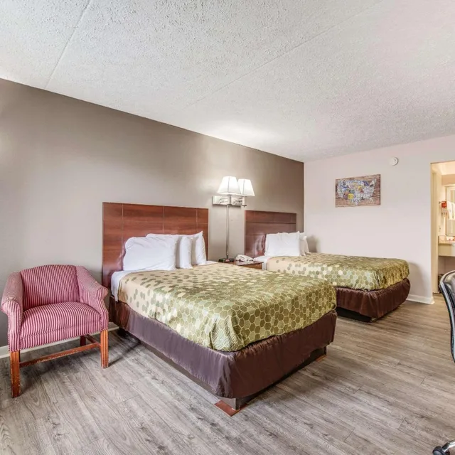 غرفة بسريرين مزدوجين، Econo Lodge Eden, NC 5/8