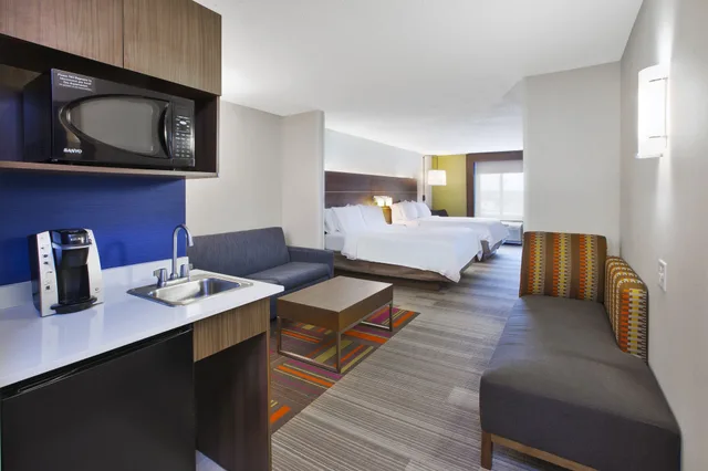 جناح بسريرين كوين مع أريكة، Holiday Inn Express Hotel Suites Auburn Hills 4/9