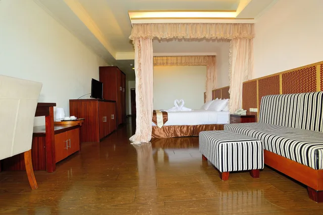 غرفة شهر العسل بسرير كينج بإطلالة على البحر بحوض جاكوزي، Airai Water Paradise Hotel And Spa 2/3