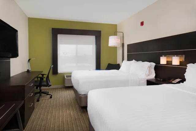 Standard, Queen Bed, Sofa, Holiday Inn Express Hotel And Suites Independence Kansas City 3/5